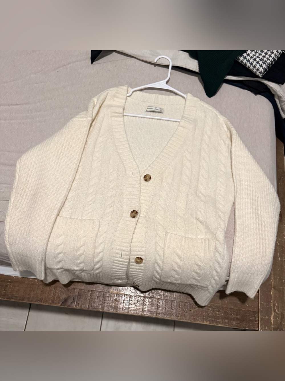 Abercrombie & Fitch Cream Cable-Knit Button Cardigan small